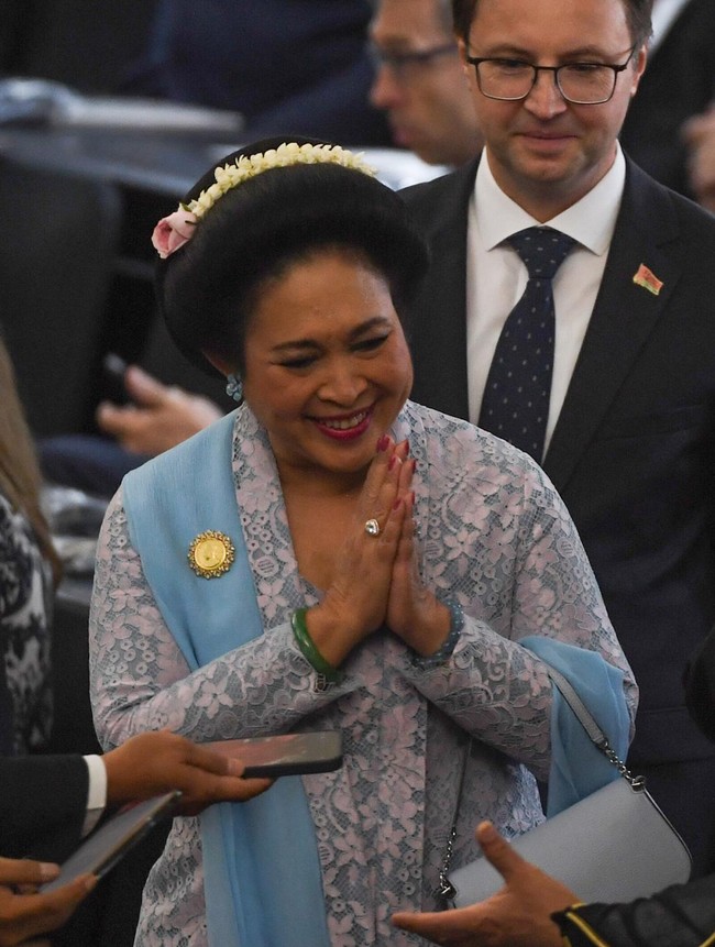 Titiek Soeharto memilih kebaya warna biru muda untuk tampil dalam momen bersejarah bangsa Indonesia itu. Foto: ANTARA FOTO/Akbar Nugroho Gumay