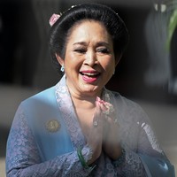 Selendang biru dan bros melengkapi penampilan anggun khas wanita Jawa. Foto: ANTARA FOTO/Fauzan