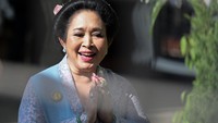 Mantan istri Presiden Terpilih Prabowo Subianto, Titiek Soeharto berjalan keluar dari kediaman Prabowo Subianto jelang pelantikan presiden dan wakil presiden periode 2024-2029 di Jalan Kertanegara, Jakarta Selatan, Minggu (20/10/2024). ANTARA FOTO/Fauzan