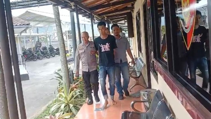 Pengedar uang palsu di Pasuruan saat ditangkap