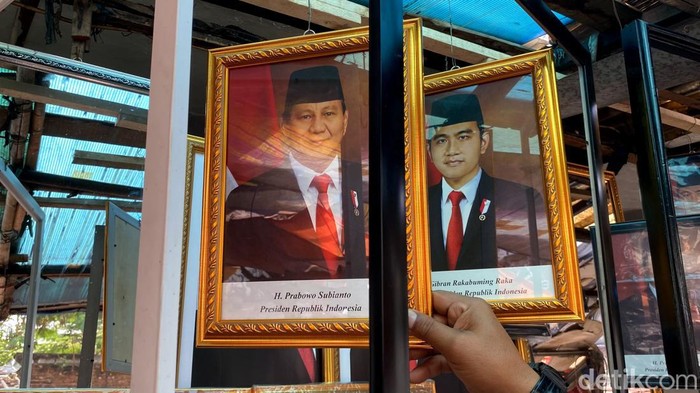 Penjual Pigura Presiden di Bandung