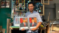 Jelang pelantinkan, penjual pigura di kawasan Kosambi, Kota Bandung siapkan banyak stok pigura serta foto Prabowo-Gibran.