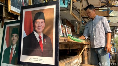 Pedagang Pigura Raup Berkah dari Pelantikan Prabowo-Gibran