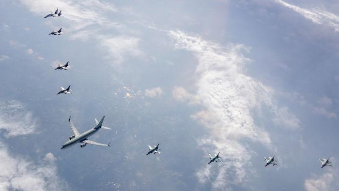 Pesawat-pesawat tempur TNI AU mulai dari F16, T50i Golden Eagle, dan Sukhoi mengawal penerbangan Presiden Ke-7 RI Joko Widodo dari Lanud Halim Perdanakusuma, Jakarta, menuju Surakarta, Jawa Tengah, Minggu (20/10/2024). (ANTARA/HO-Dinas Penerangan TNI Angkatan Udara)