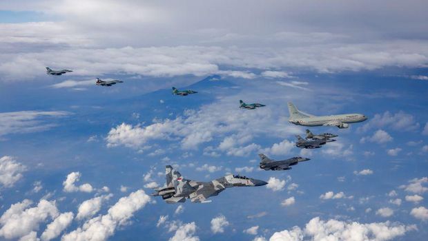 Pesawat-pesawat tempur TNI AU mulai dari F16, T50i Golden Eagle, dan Sukhoi mengawal penerbangan Presiden Ke-7 RI Joko Widodo dari Lanud Halim Perdanakusuma, Jakarta, menuju Surakarta, Jawa Tengah, Minggu (20/10/2024). (ANTARA/HO-Dinas Penerangan TNI Angkatan Udara)