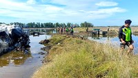 Sejumlah petugas bersiaga di lokasi pesawat SAM Air yang jatuh di tambak warga yang berada di sekitar Bandara Panua di Kabupaten Pohuwato, Gorontalo, Minggu (20/10/2024).
