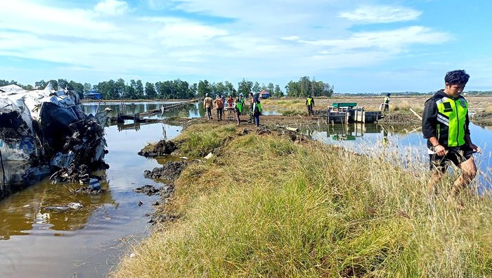 Kondisi pesawat SAM Air yang jatuh di tambak warga yang berada di sekitar Bandara Panua di Kabupaten Pohuwato, Gorontalo, Minggu (20/10/2024). Pesawat perintis milik PT. SAM Air dengan nomor registrasi PK-SMH (DHC6) mengalami kecelakaan. ANTARA FOTO/Direktorat Jenderal Perhubungan Udara/aws/YU