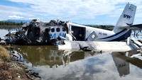 Selain itu, sayap pesawat sebelah kiri terlihat patah. Sementara sejumlah petugas tampak berada di lokasi untuk melakukan evakuasi.