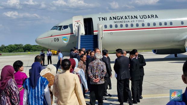 Pesawat TNI Angkatan Udara yang akan digunakan Mantan Presiden ke-7 Joko Widodo dan Ibu Iriana Joko Widodo di Bandara Halim Perdana Kusuma, Jakarta, Minggu (20/10/2024). (CNBC Indonesia/Verda Nano Setiawan)