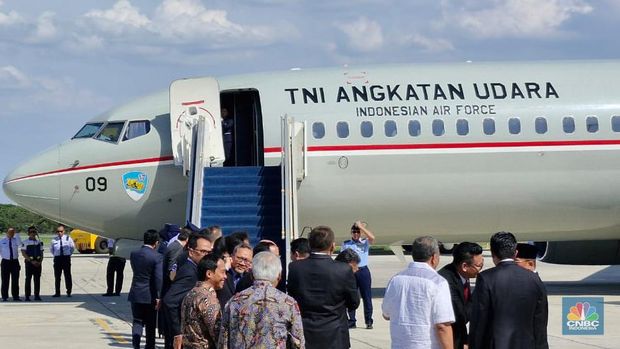 Pesawat TNI Angkatan Udara yang akan digunakan Mantan Presiden ke-7 Joko Widodo dan Ibu Iriana Joko Widodo di Bandara Halim Perdana Kusuma, Jakarta, Minggu (20/10/2024). (CNBC Indonesia/Verda Nano Setiawan)