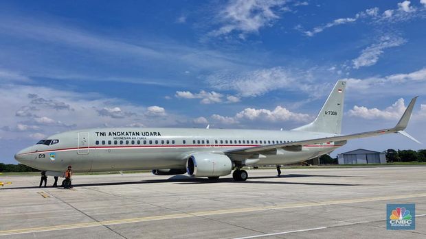 Pesawat TNI Angkatan Udara yang akan digunakan Mantan Presiden ke-7 Joko Widodo dan Ibu Iriana Joko Widodo di Bandara Halim Perdana Kusuma, Jakarta, Minggu (20/10/2024). (CNBC Indonesia/Verda Nano Setiawan)