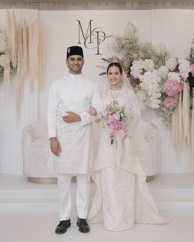 Baju pengantin khas Melayu umumnya berupa baju kurung dengan desain sederhana tapi tetap cantik dan anggun. Untuk hari pernikahannya, Pevita Pearce mengenakan baju kurung berhias lace yang dipadukan rok panjang. Foto: dok Instagram