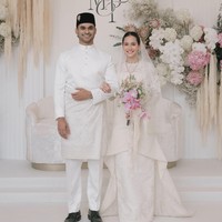 Baju pengantin khas Melayu umumnya berupa baju kurung dengan desain sederhana tapi tetap cantik dan anggun. Untuk hari pernikahannya, Pevita Pearce mengenakan baju kurung berhias lace yang dipadukan rok panjang. Foto: dok Instagram