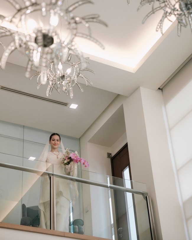 Wanita 32 tahun ini melangsungkan pernikahan dengan busana pengantin adat Melayu warna putih. Foto: dok Instagram