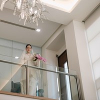 Wanita 32 tahun ini melangsungkan pernikahan dengan busana pengantin adat Melayu warna putih. Foto: dok Instagram