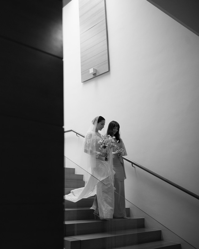 Baju kurung tampil lebih istimewa dengan potongan asimetris yang memanjang dari depan ke belakang. Tambahan veil atau kerudung membuat penampilan sang mempelai wanita tampak anggun. Foto: dok Instagram