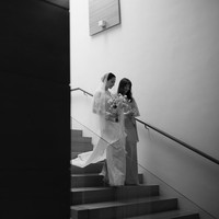 Baju kurung tampil lebih istimewa dengan potongan asimetris yang memanjang dari depan ke belakang. Tambahan veil atau kerudung membuat penampilan sang mempelai wanita tampak anggun. Foto: dok Instagram