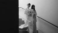 Pevita Pearce turun tangga sambil membawa bunga. Diduga momen ini setelah ijab kabul selesai dilakukan. (Foto: dok Instagram)