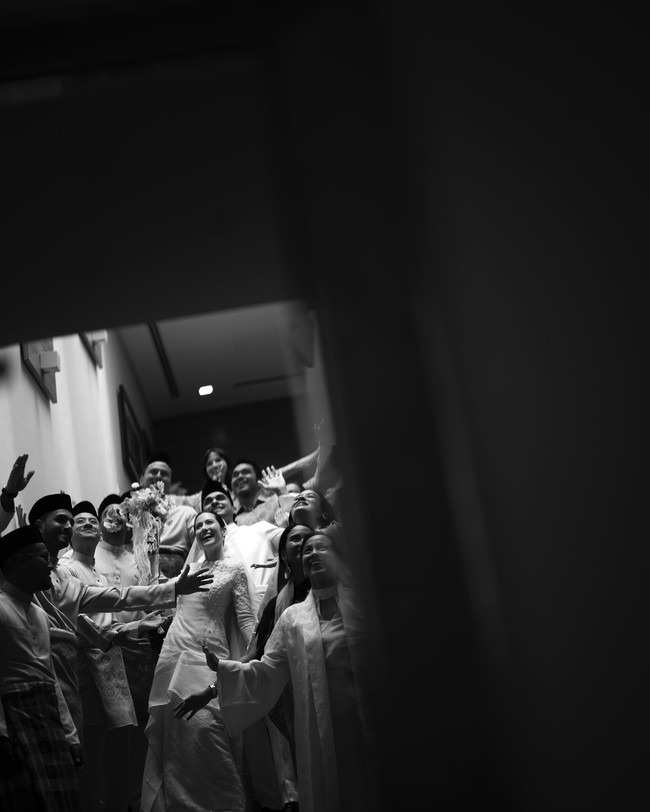 “Hari ini, dalam kesunyian cinta, dikelilingi orang-orang yang paling berharga, kami menjadi satu, tulis Pevita dalam Bahasa Inggris di caption foto. Foto: dok Instagram