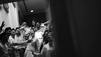 Pevita Pearce dan suami abadikan keseruan pernikahan hari ini bersama para undangan. (Foto: dok Instagram)