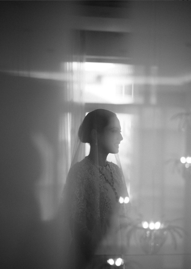 Pevitq Pearce merias wajahnya dengan makeup minimalis bernuansa peach. Tak hanya menjadi lebih cantik, parasnya juga tampak lebih segar. Foto: Instagram/@pevpearce