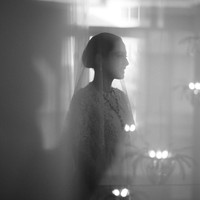 Pevitq Pearce merias wajahnya dengan makeup minimalis bernuansa peach. Tak hanya menjadi lebih cantik, parasnya juga tampak lebih segar. Foto: Instagram/@pevpearce