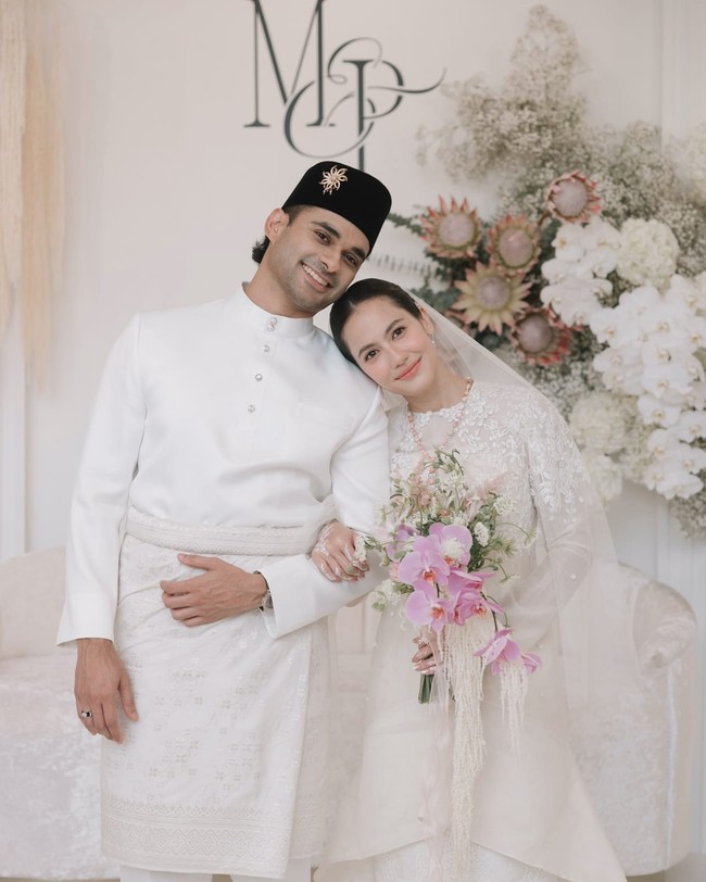 Suami Pevita mengenakan busana pengantin Melayu, yang disebut Teluk Belanga. Busana ini terdiri dari baju kerah tinggi polos dengan banyak kancing, dipadukan celana panjang dan sarung yang dililit menutupi lutut. Foto: dok Instagram