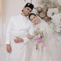 Suami Pevita mengenakan busana pengantin Melayu, yang disebut Teluk Belanga. Busana ini terdiri dari baju kerah tinggi polos dengan banyak kancing, dipadukan celana panjang dan sarung yang dililit menutupi lutut. Foto: dok Instagram