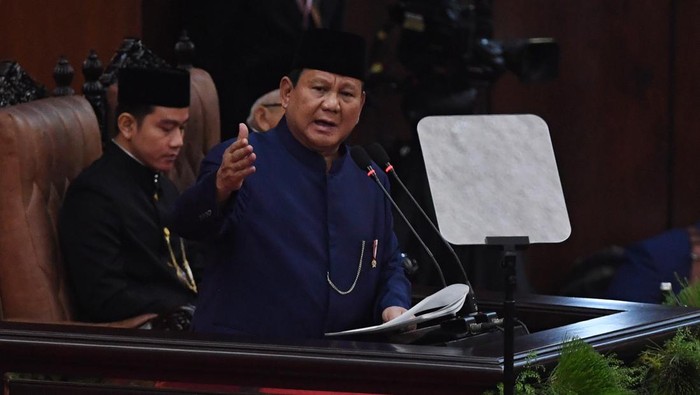 Presiden Prabowo Subianto menyampaikan pidato perdana usai dilantik pada sidang paripurna MPR di Gedung Nusantara, Kompleks Parlemen, Senayan, Jakarta, Minggu (20/10/2024). Prabowo Subianto dan Gibran Rakabuming Raka dilantik sebagai Presiden dan Wakil Presiden Republik Indonesia masa bakti 2024-2029.ANTARA FOTO/Akbar Nugroho Gumay/wpa.