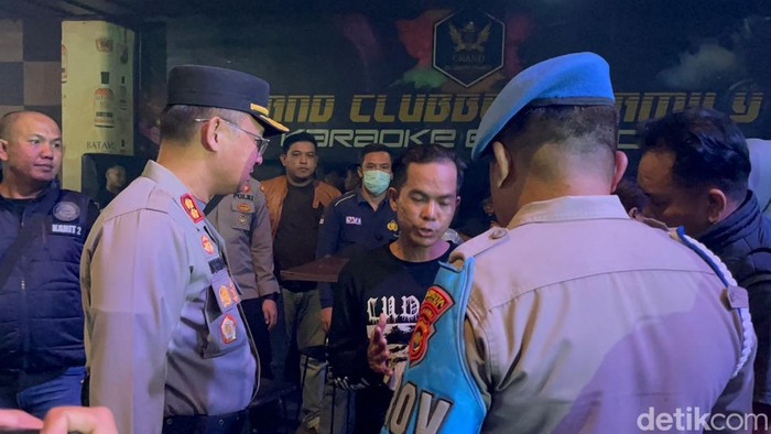 Polisi saat memeriksa sejumlah pengunjung diskotek di Jambi