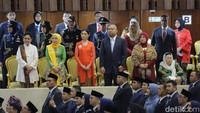 Tampak Iriana Jokowi duduk sederet dengan istri Ma’ruf Amin, Hj. Wury Ma’ruf Amin, Istri Gibran Rakabuming Raka, Selvi Ananda, serta Anak Prabowo, Didit Hediprasetyo.