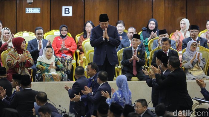 Mantan Presiden Ke-6 Susilo Bambang Yudhoyono menghadiri pelantikan Presiden Prabowo di Gebung MPR RI, Jakarta, Minggu (20/10/2024).