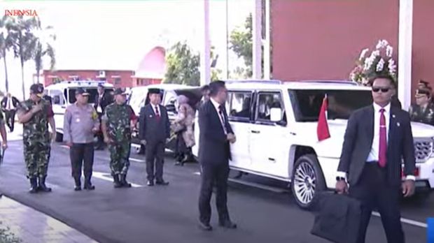 Potret iring-iringan kendaraan putih yang mengawal Jokowi ke Lanud (Youtube Sekretariat Presiden)