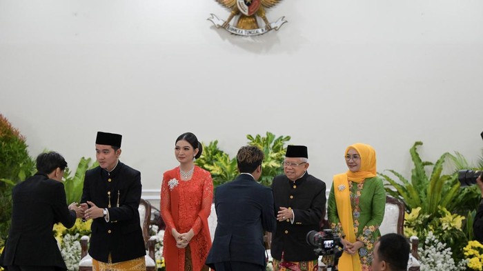 Potret Lepas Sambut Maβruf dan Gibran di Istana Wapres Wakil Presiden Gibran Rakabuming Raka (kedua kiri) didampingi istri Selvi Ananda (ketiga kiri), Wakil Presiden ke-13 Maβruf Amin (kedua kanan) dan istri Wury Ma'ruf Amin (kanan) bersalaman dengan wartawan saat acara pisah sambut wakil presiden di Istana Wakil Presiden, Jakarta, Minggu (20/10/2024). Prabowo Subianto dan Gibran Rakabuming Raka resmi menjadi Presiden dan Wakil Presiden Republik Indonesia masa bakti 2024-2029 setelah dilantik di MPR. ANTARA FOTO/Fauzan/Spt.