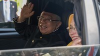 Ma’ruf Amin dan istri Wury Maruf Amin melambaikan tangan ke arah wartawan usai acara pisah sambut wakil presiden.  