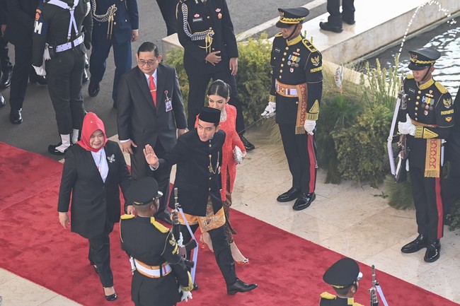 Penampilan Selvi Ananda saat tiba di Gedung DPR/MPR RI untuk mendampingi suaminya, Gibran Rakabuming Raka dilantik jadi wakil presiden RI 2024-2029 mencuri perhatian. Dia tampil dengan kebaya merah menyala dan kain batik cokelat. Foto: ANTARA FOTO/Indrianto Eko Suwarso