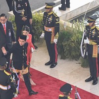 Penampilan Selvi Ananda saat tiba di Gedung DPR/MPR RI untuk mendampingi suaminya, Gibran Rakabuming Raka dilantik jadi wakil presiden RI 2024-2029 mencuri perhatian. Dia tampil dengan kebaya merah menyala dan kain batik cokelat. Foto: ANTARA FOTO/Indrianto Eko Suwarso