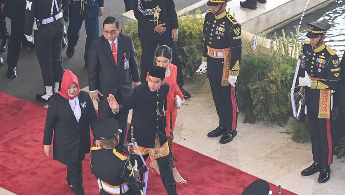 Wapres terpilih Gibran Rakabuming Raka (tengah) dan istrinya, Selvi Ananda (ketiga kanan) tiba di lokasi pelantikan presiden dan wakil presiden periode 2024-2029 di Gedung Nusantara, Kompleks Parlemen, Senayan, Jakarta, Minggu (20/10/2024). Prabowo Subianto dan Gibran Rakabuming Raka akan mengikuti sidang paripurna MPR pengucapan sumpah sebagai Presiden dan Wakil Presiden Republik Indonesia masa bakti 2024-2029. ANTARA FOTO/Indrianto Eko Suwarso/app/YU