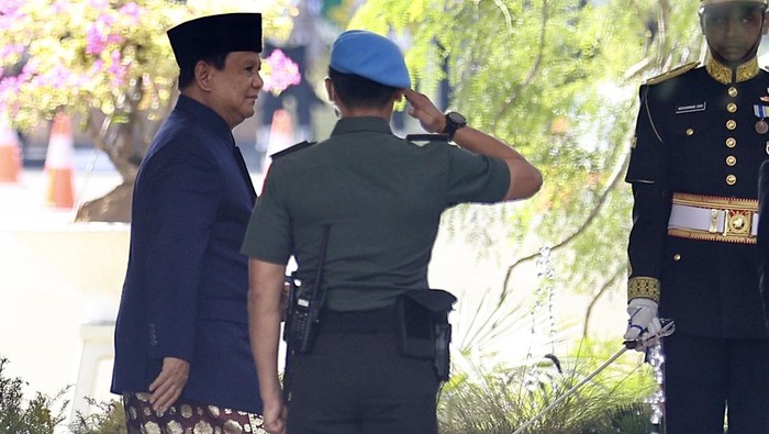 Presiden Terpilih Prabowo Subianto tiba di gedung Nusantara menjelang pelantikan presiden dan wakil presiden periode 2024-2029 di Kompleks Parlemen, Senayan, Jakarta, Minggu (20/10/2024). Prabowo Subianto dan Gibran Rakabuming Raka akan mengikuti sidang paripurna MPR pengucapan sumpah sebagai Presiden dan Wakil Presiden Republik Indonesia masa bakti 2024-2029. ANTARA FOTO/Dhemas Reviyanto/wpa.