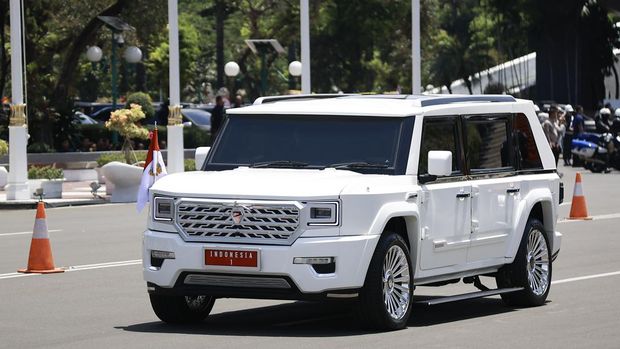 Mobil yang membawa presiden Prabowo Subianto berjalan meninggalkan lokasi pelantikan di Gedung Nusantara, kompleks Parlemen, Senayan, Jakarta, Minggu (20/10/2024). Prabowo Subianto dan Gibran Rakabuming Raka resmi menjabat sebagai Presiden dan Wakil Presiden Republik Indonesia masa bakti 2024-2029. ANTARA FOTO/Dhemas Reviyanto/YU