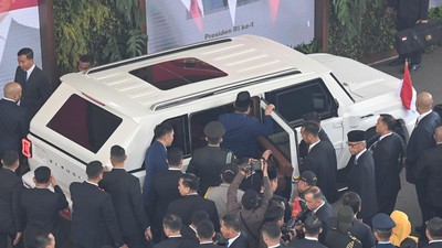 Potret Prabowo Naik Maung Tinggalkan Kompleks Parlemen