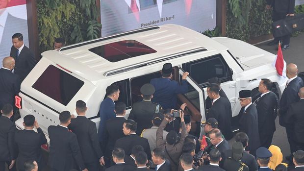 Presiden Prabowo Subianto (tengah) memasuki mobil Pindad Maung Garuda untuk bergerak menuju Istana Merdeka dari Kompleks Parlemen di Senayan, Jakarta, Minggu (20/10/2024). Prabowo Subianto dan Gibran Rakabuming Raka menjadi Presiden dan Wakil Presiden Republik Indonesia masa bakti 2024-2029 setelah dilantik di MPR. ANTARA FOTO/Indrianto Eko Suwarso/app/YU