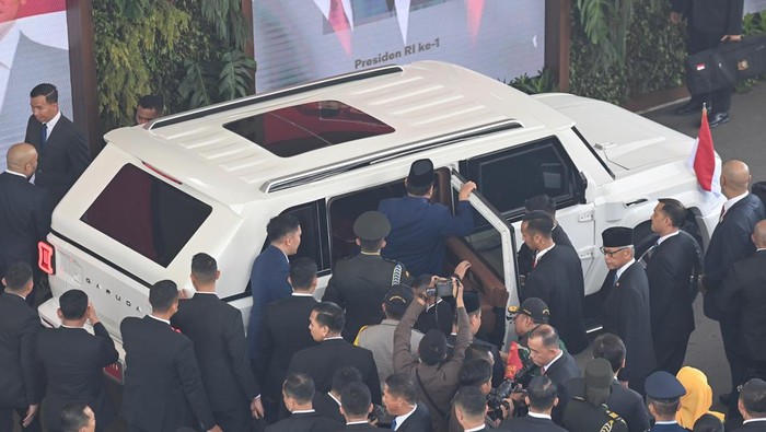 Potret Prabowo Naik Maung Tinggalkan Kompleks Parlemen Presiden Prabowo Subianto (tengah) memasuki mobil Pindad Maung Garuda untuk bergerak menuju Istana Merdeka dari Kompleks Parlemen di Senayan, Jakarta, Minggu (20/10/2024). Prabowo Subianto dan Gibran Rakabuming Raka menjadi Presiden dan Wakil Presiden Republik Indonesia masa bakti 2024-2029 setelah dilantik di MPR. ANTARA FOTO/Indrianto Eko Suwarso/app/YU