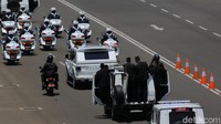 Sejumlah anggota Paspampres mengawal mobil Pindad Maung Garuda yang membawa Presiden Prabowo Subianto menuju Istana Merdeka dari Kompleks Parlemen. (Agung Pambudhy/detikcom)
