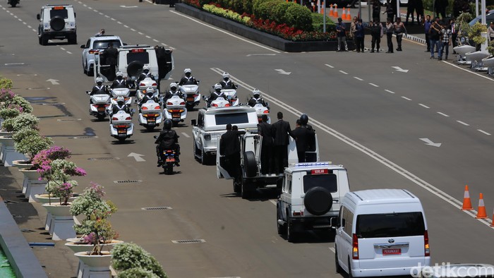 Iring-iringan mobil Pindad Maung Garuda yang ditumpangi Prabowo Subianto bergerak menuju Istana Merdeka dari Kompleks Parlemen di Senayan, Jakarta, Minggu (20/10/2024).