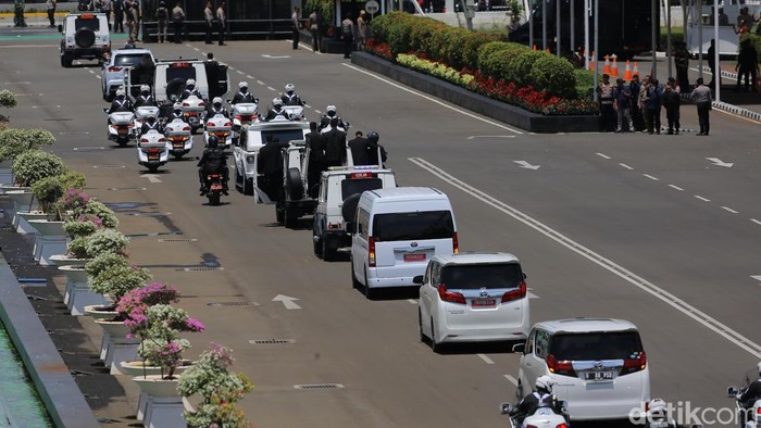 Iring-iringan mobil Pindad Maung Garuda yang ditumpangi Prabowo Subianto bergerak menuju Istana Merdeka dari Kompleks Parlemen di Senayan, Jakarta, Minggu (20/10/2024).