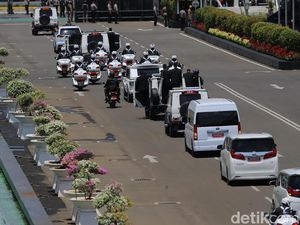 Iring-iringan Mobil Presiden Prabowo Subianto Curi Perhatian: Serba Putih