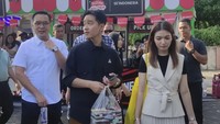 Selvi kerap mendampingi sang suami dalam kegiatan sehari-harinya sebagai politisi. Ini momen keduanya ketika hadir ke sebuah festival jajanan. Tampak Selvi menenteng banyak bungkusan makanan. Foto: Instagram selvie_ananda_