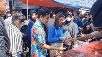 Selvi pun tak ragu ikut ke pasar blusukan bersama Gibran. Mereka terlihat memborong ketupat matang yang dijajakan sebuah lapak di pasar. Foto: Instagram selvie_ananda_