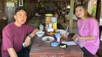Kalau ini momen Selvi sarapan soto berdua dengan Gibran. Mereka bersantap di Soto Jimboeng Sukoharjo yang terkenal dengan menu soto sapi, ayam, dan babat. Foto: Instagram selvie_ananda_